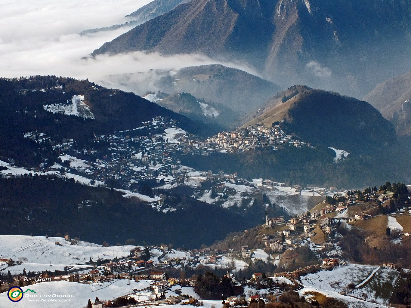 18 la nebbia si è fermata al colle di Valpiana.JPG